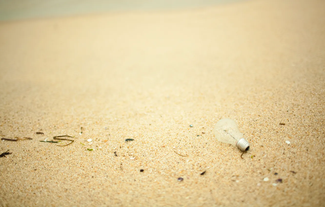 Фото обои песок, пляж, лампочка, макро, свет, берег, лампа, песчинки