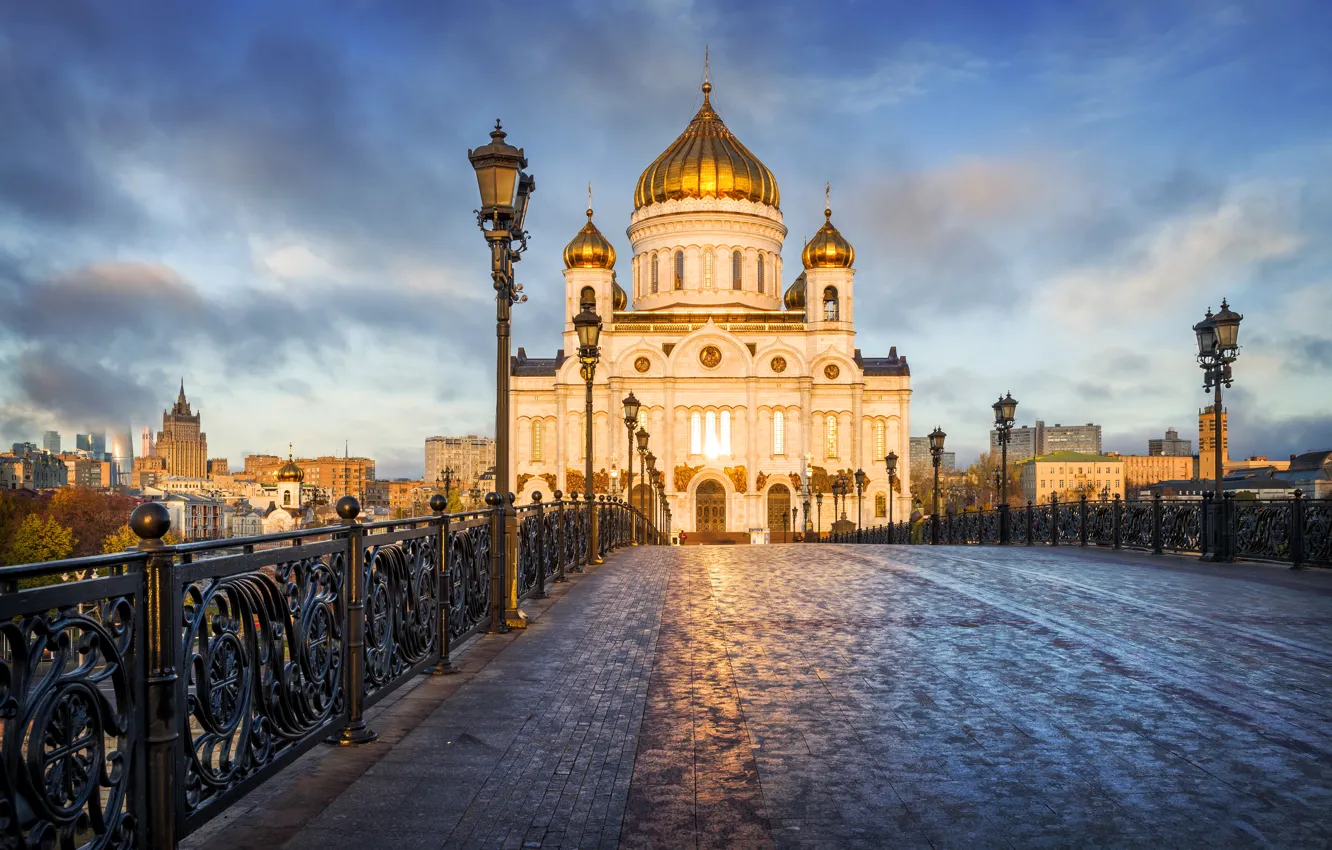 Фото обои мост, фонари, Москва, храм, Россия, дворец, Храм Христа Спасителя, Патриарший мост