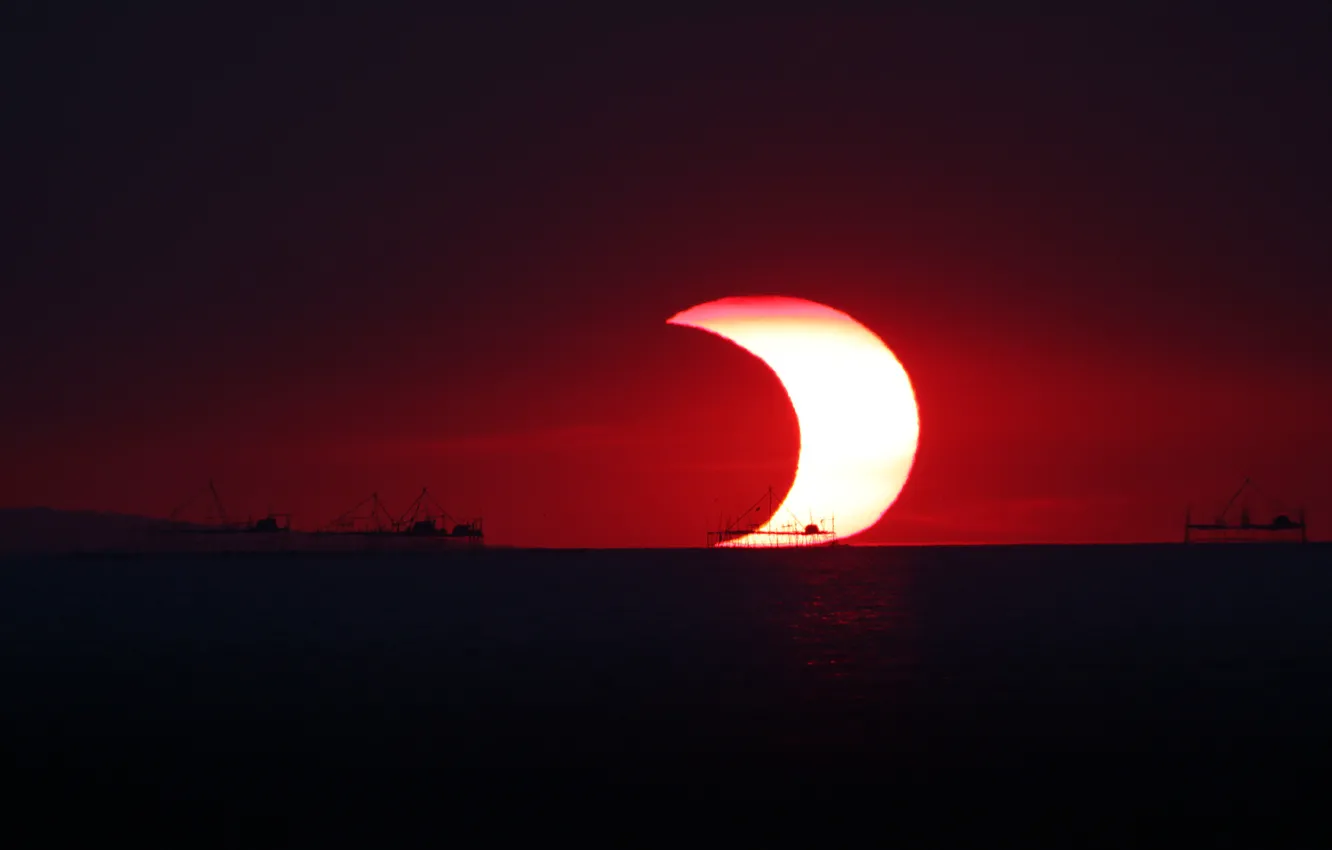 Фото обои океан, Солнце, Луна, горизонт, затмение, частичное