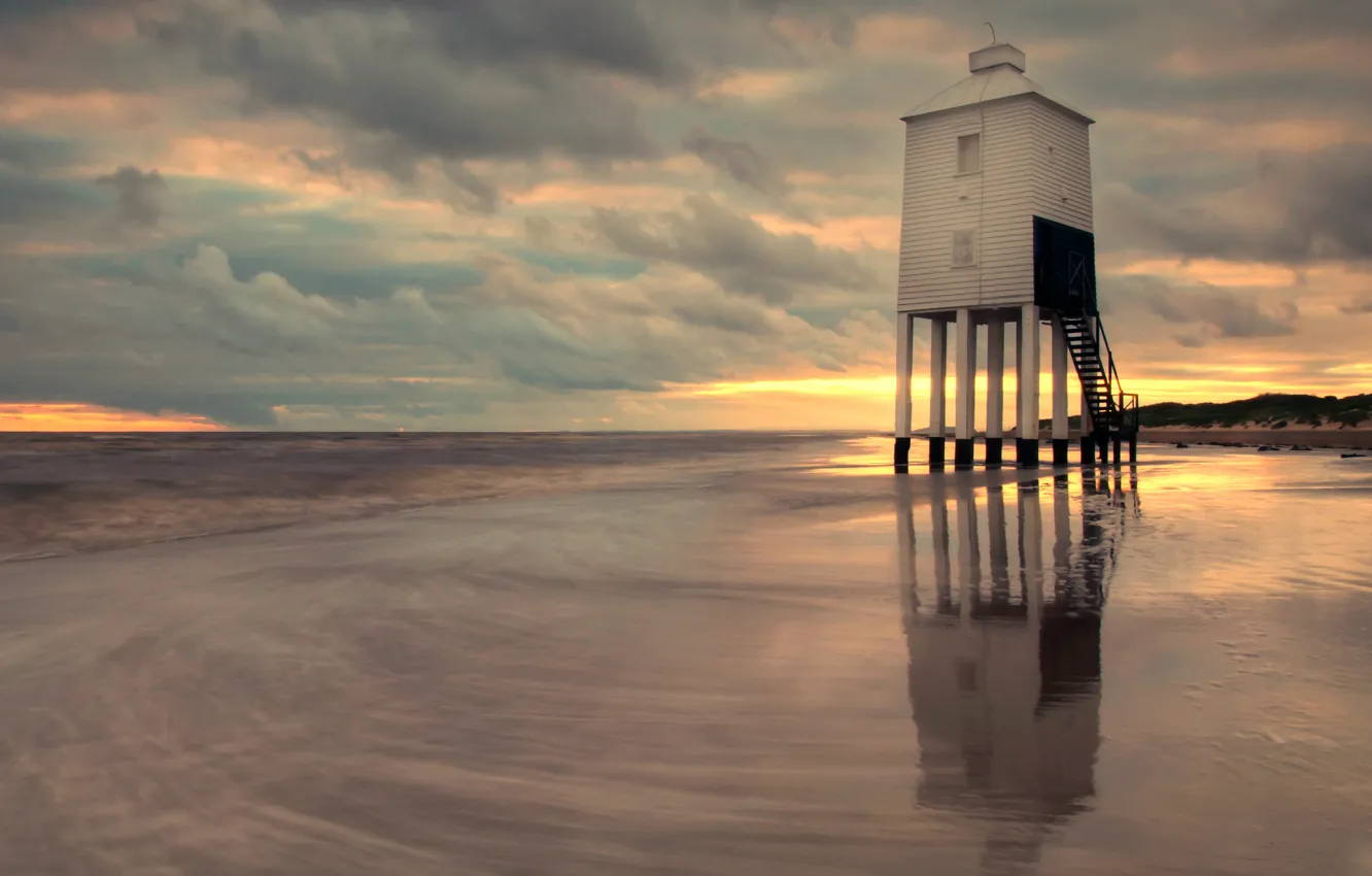 Фото обои море, небо, облака, закат, тучи, берег, маяк, Англия