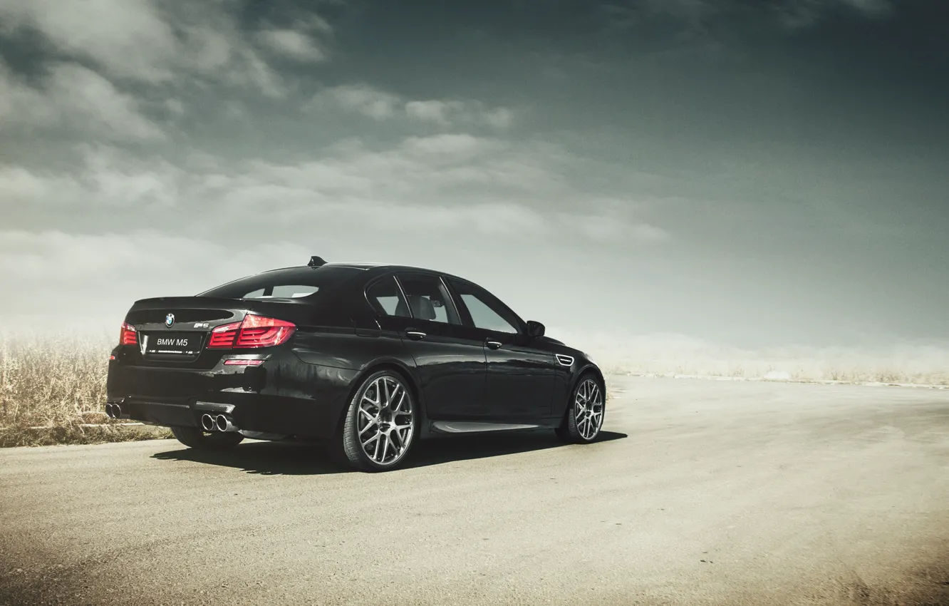 Фото обои бмв, BMW, черная, black, f10, дорога. облака