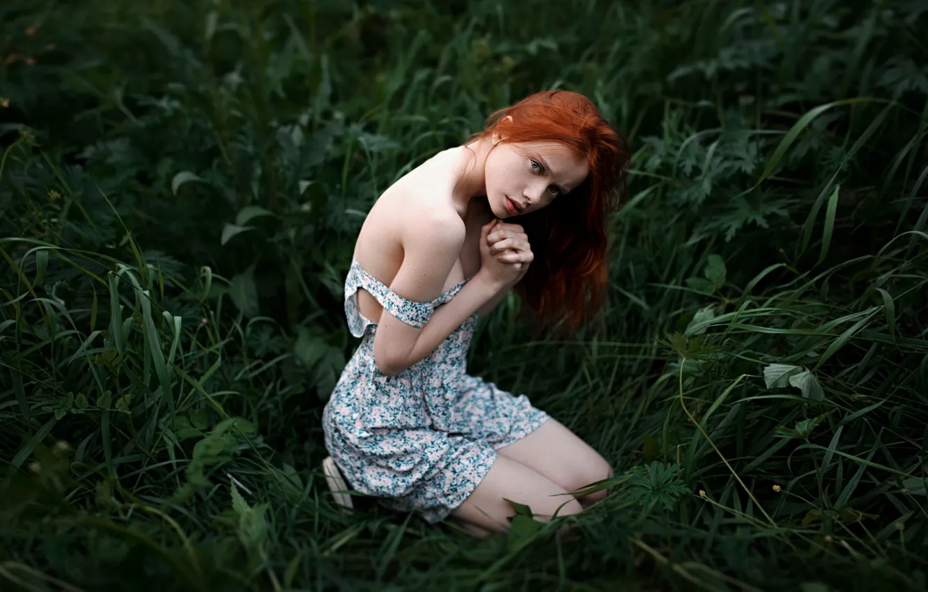 Фото обои трава, веснушки, прелесть, рыжеволосая, плечо, беззащитность, Георгий Чернядьев, Defencelessness