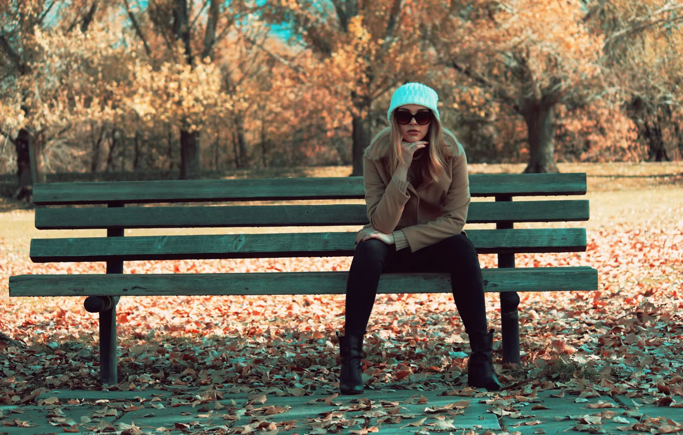 Фото обои осень, девушка, скамейка, очки, сидит