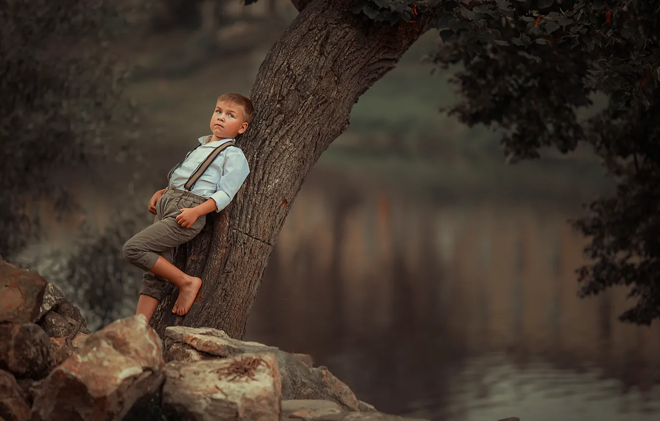 Фото обои пейзаж, природа, поза, камни, дерево, босиком, мальчик, ребёнок