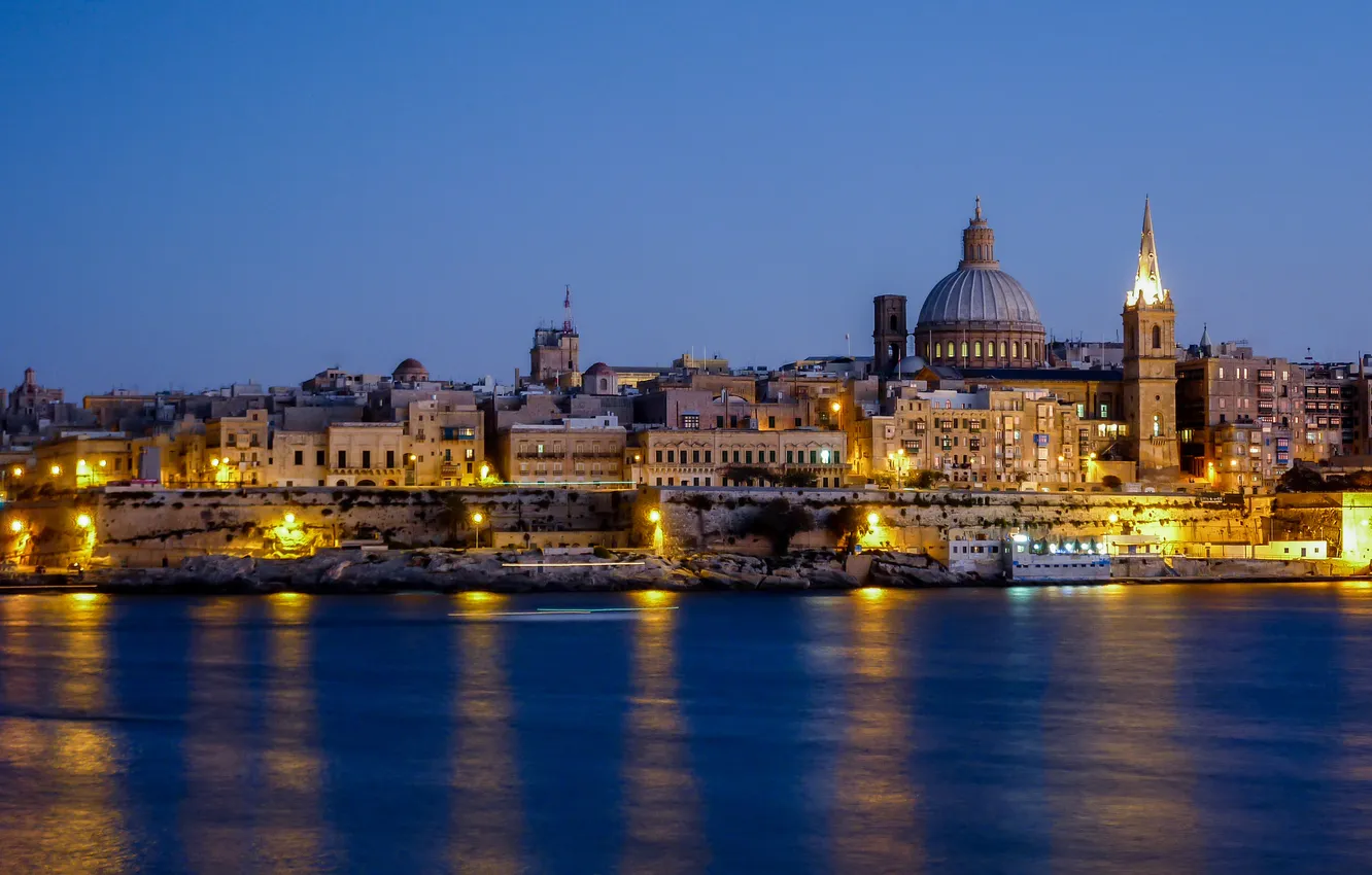 Фото обои небо, ночь, город, огни, отражение, зеркало, Мальта, Валлетта