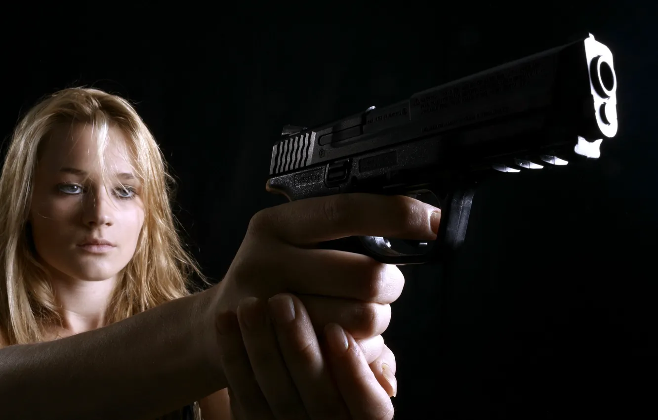 Фото обои девушка, пистолет, оружие, ситуация