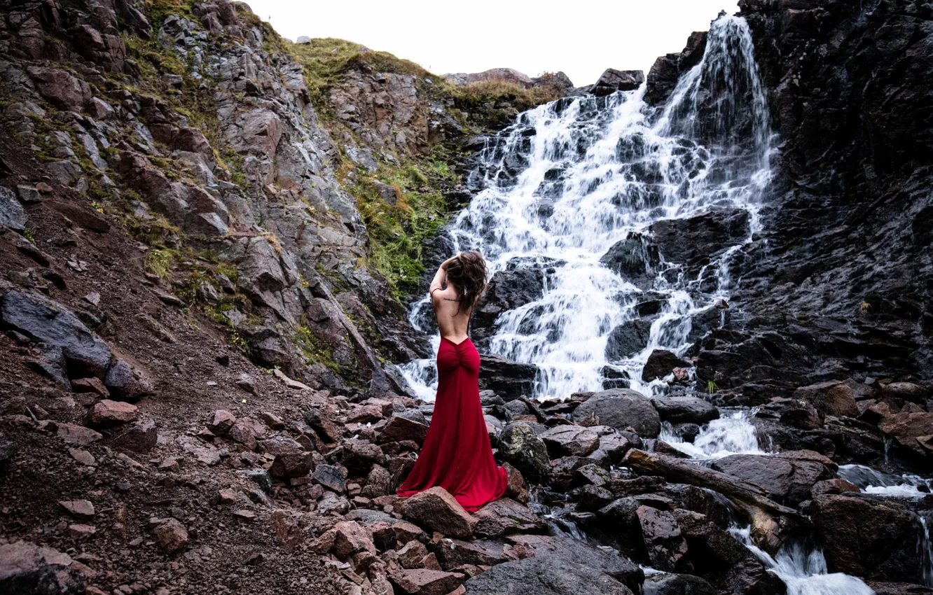 Фото обои девушка, поза, камни, настроение, скалы, спина, водопад, фигура