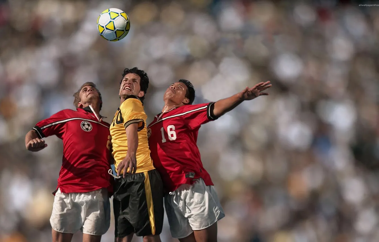 Фото обои футбол, мужчины, борьба за мяч в воздухе