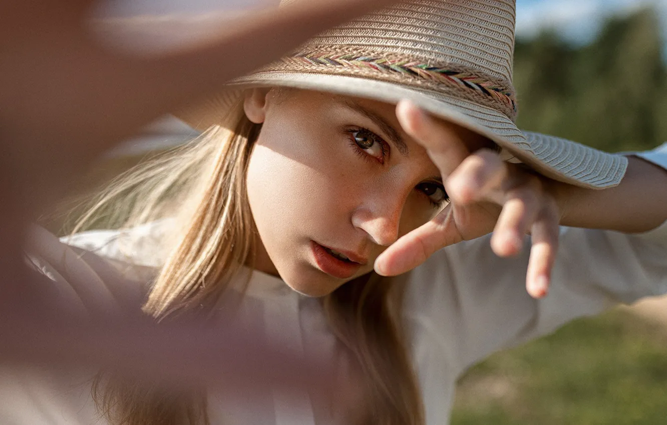 Фото обои взгляд, лицо, шляпа, руки, Ксения Кокорева, Юрий Лямин