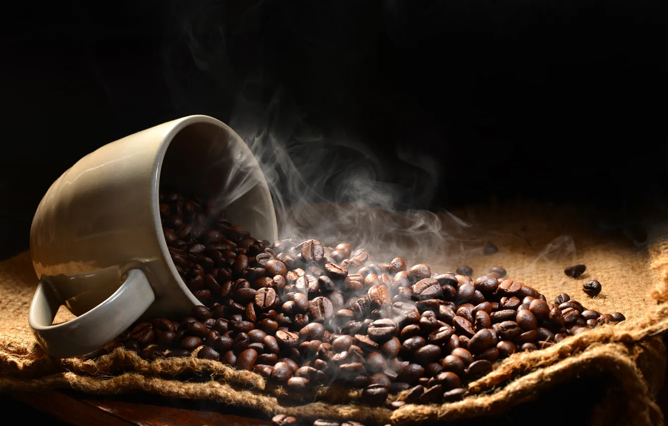Фото обои дым, кофе, зерна, пар, чашка, ткань, черный фон, мешковина