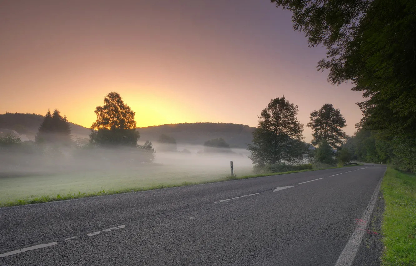 Фото обои дорога, поле, пейзаж, закат, туман