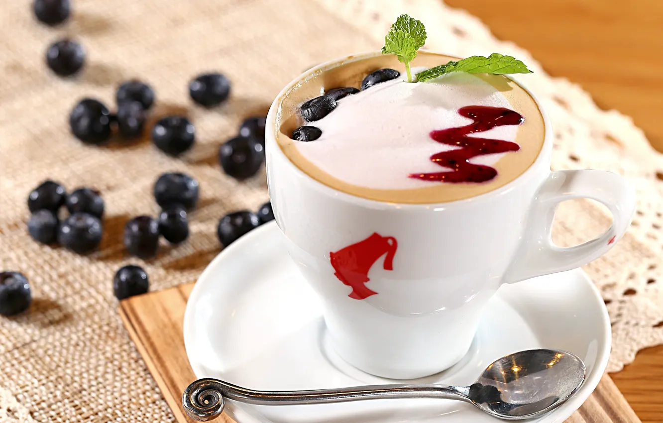 Фото обои пена, ягоды, кофе, молоко, черника, ложка, чашка, капучино
