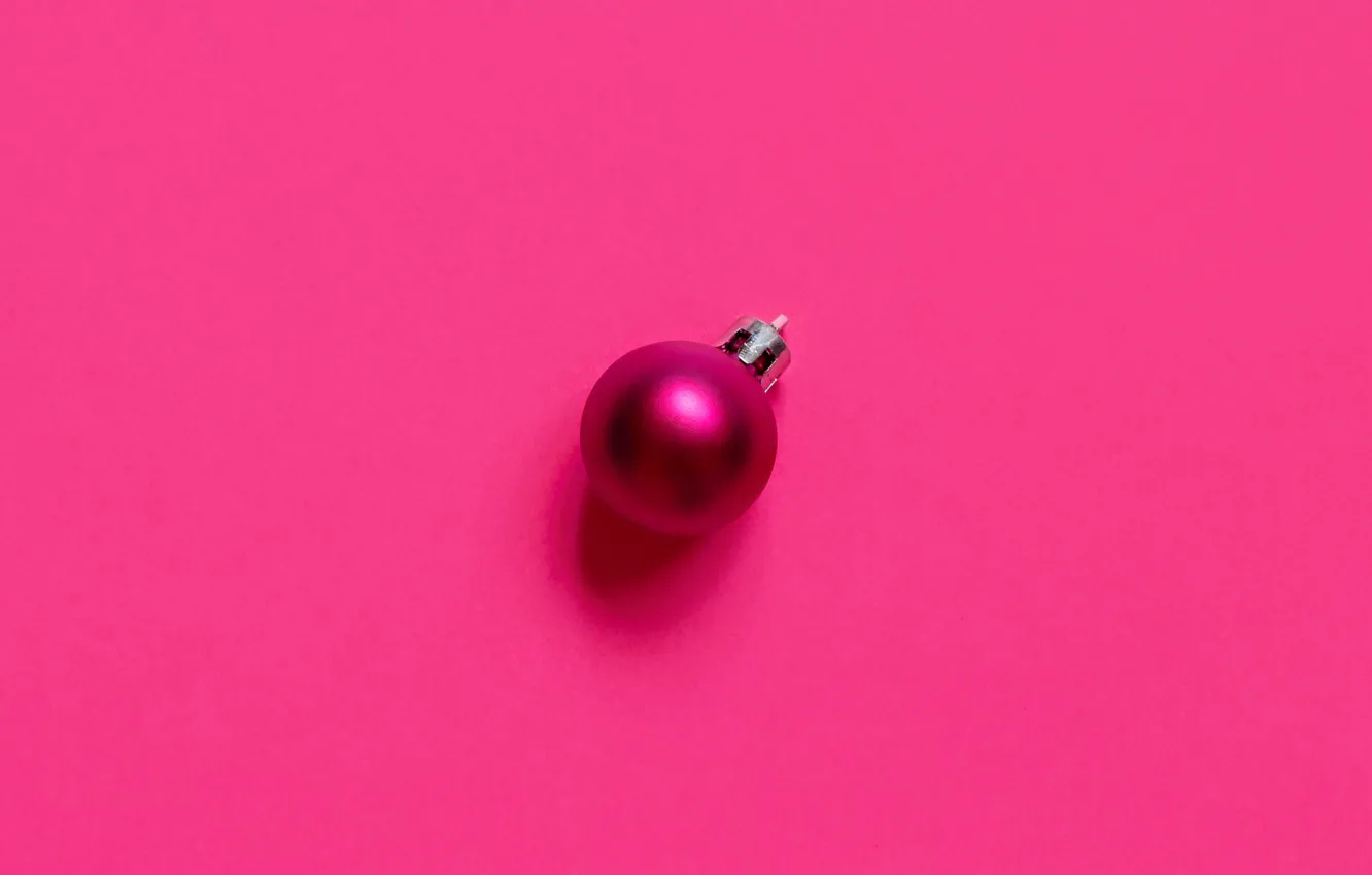 Фото обои зима, фон, розовый, праздник, один, шар, минимализм, шарик