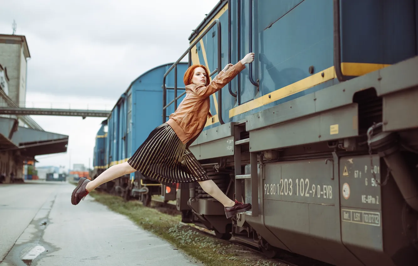Фото обои взгляд, девушка, модель, поезд, юбка, ситуация, куртка, рыжая
