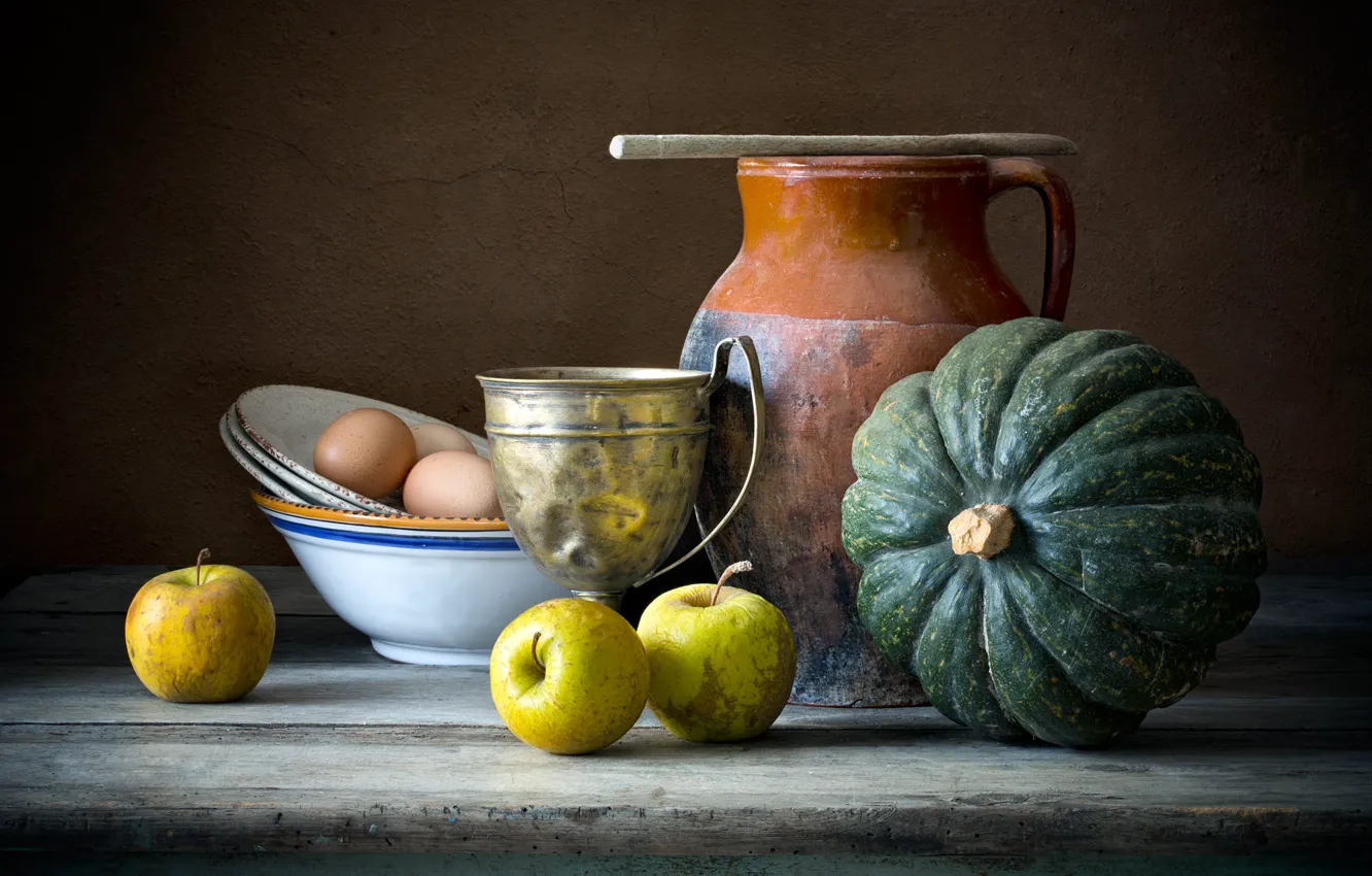 Фото обои темный фон, яблоки, еда, яйца, посуда, тыква, фрукты, натюрморт