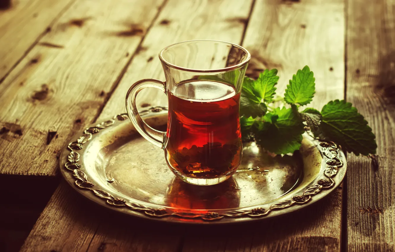Фото обои листья, стакан, стол, чай, тарелка, напиток