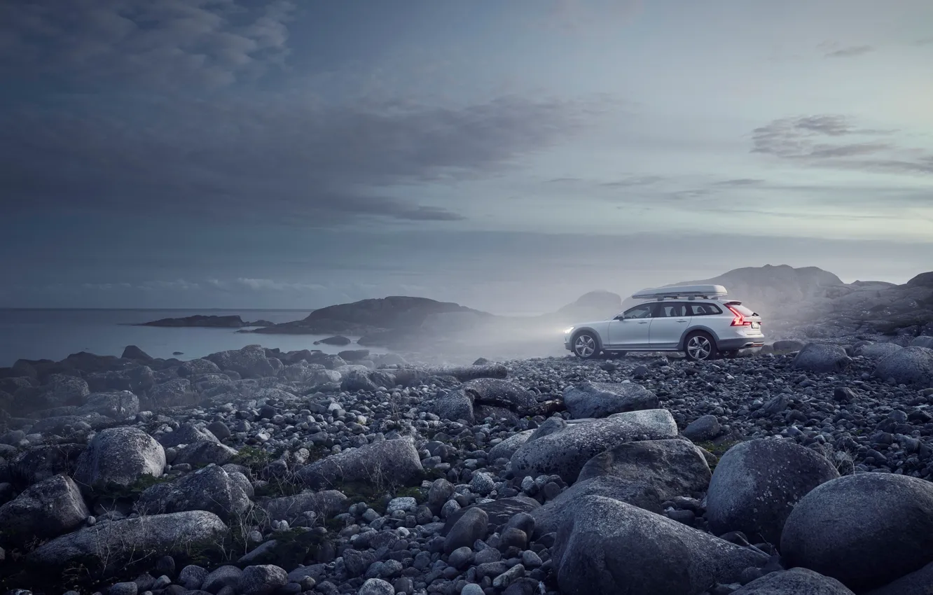 Фото обои туман, камни, побережье, Cross Country, Volvo V90