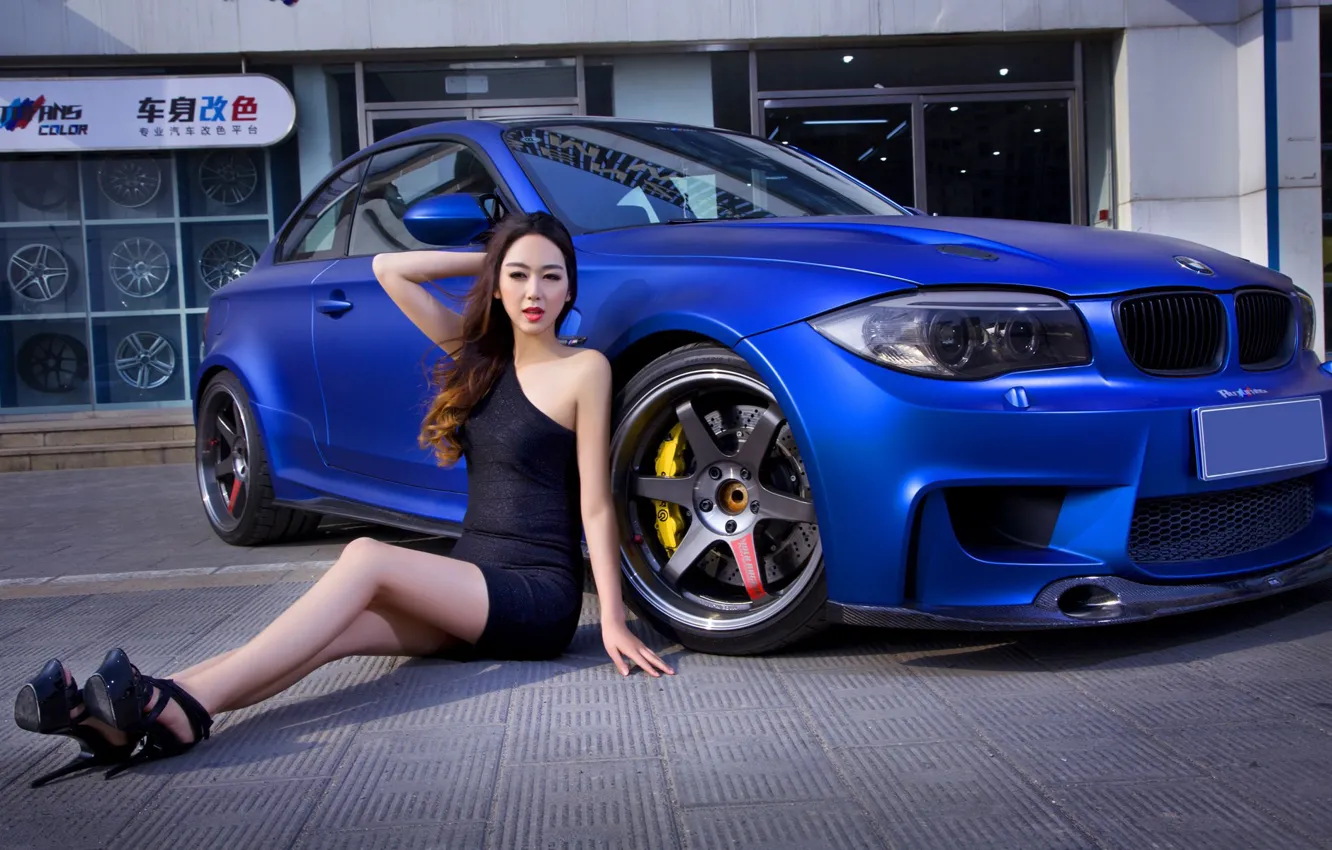 Фото обои взгляд, Девушки, BMW, азиатка, красивая девушка, синий авто, сидит над машиной