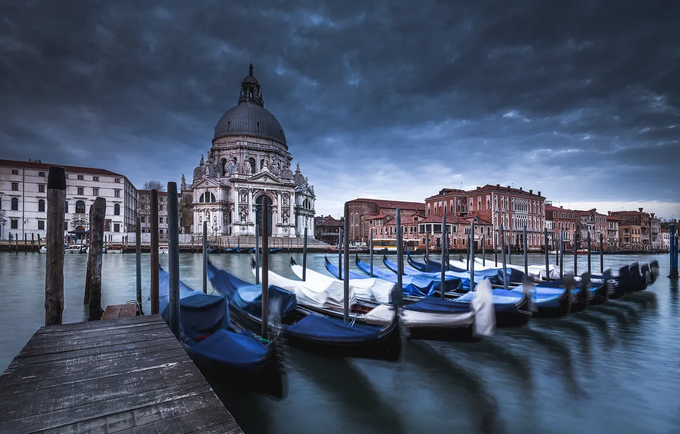 Фото обои тучи, город, здания, лодки, причал, Италия, церковь, Венеция