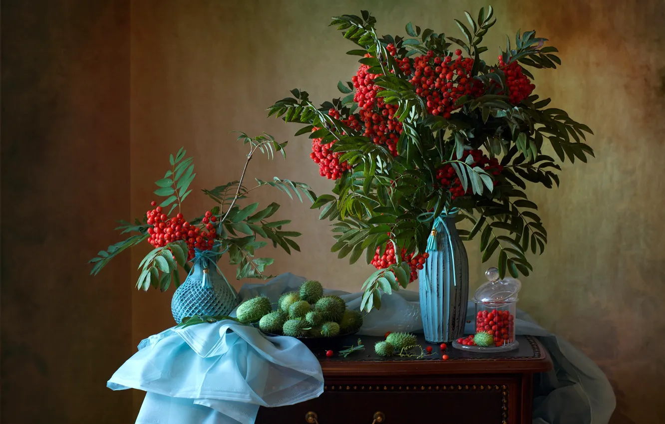 Фото обои ветки, ягоды, банка, ткань, натюрморт, рябина, гроздья, вазы