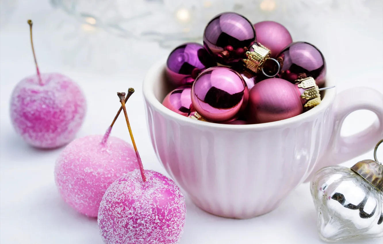 Фото обои шарики, праздник, Рождество, фиолетовые, кружка, Новый год, белая, светлый фон