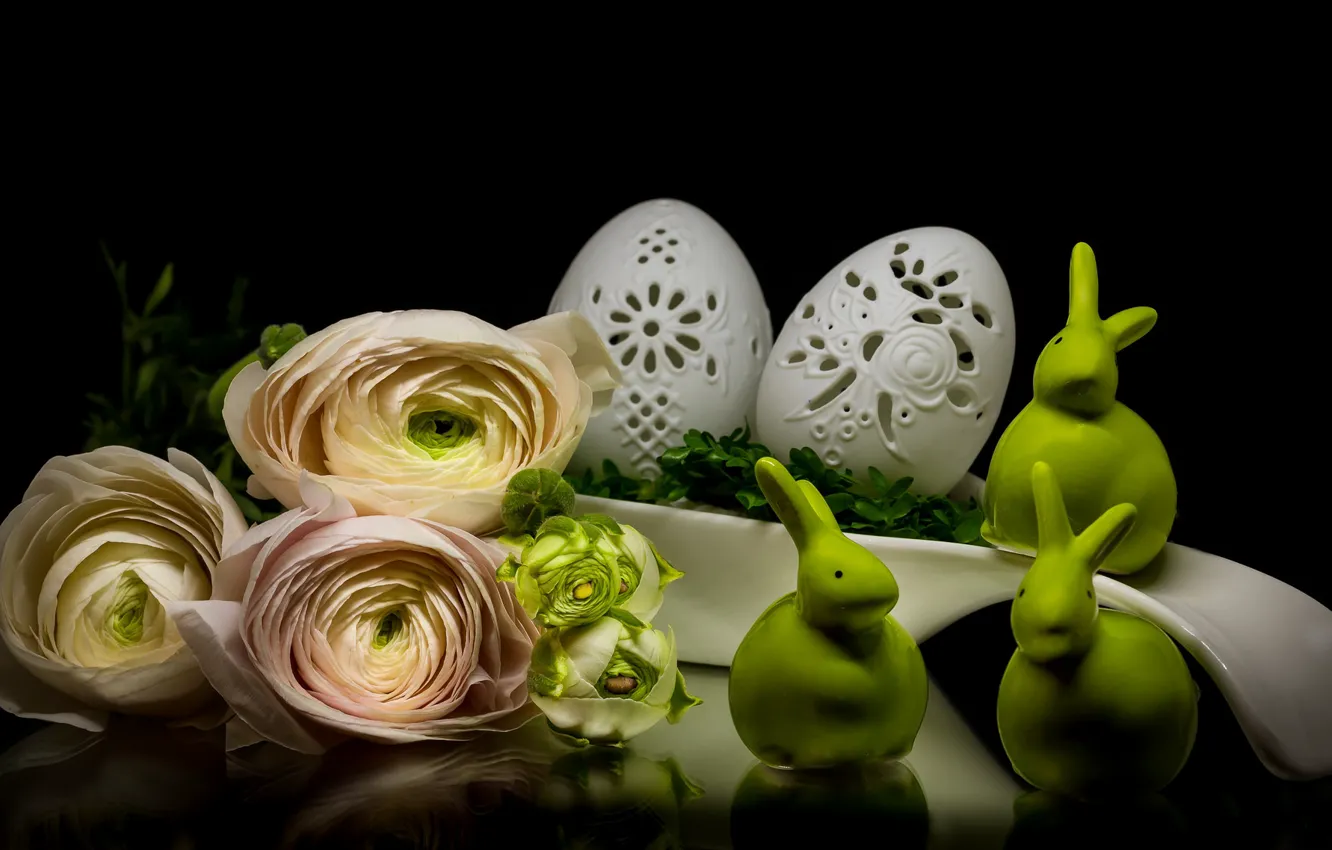 Фото обои цветы, стиль, яйца, Пасха, ложка, кролики, чёрный фон, фигурки