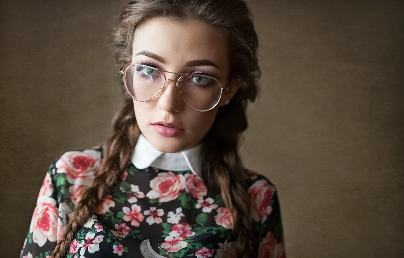 Фото обои взгляд, девушка, лицо, фон, портрет, очки, косы, Дмитрий Шульгин
