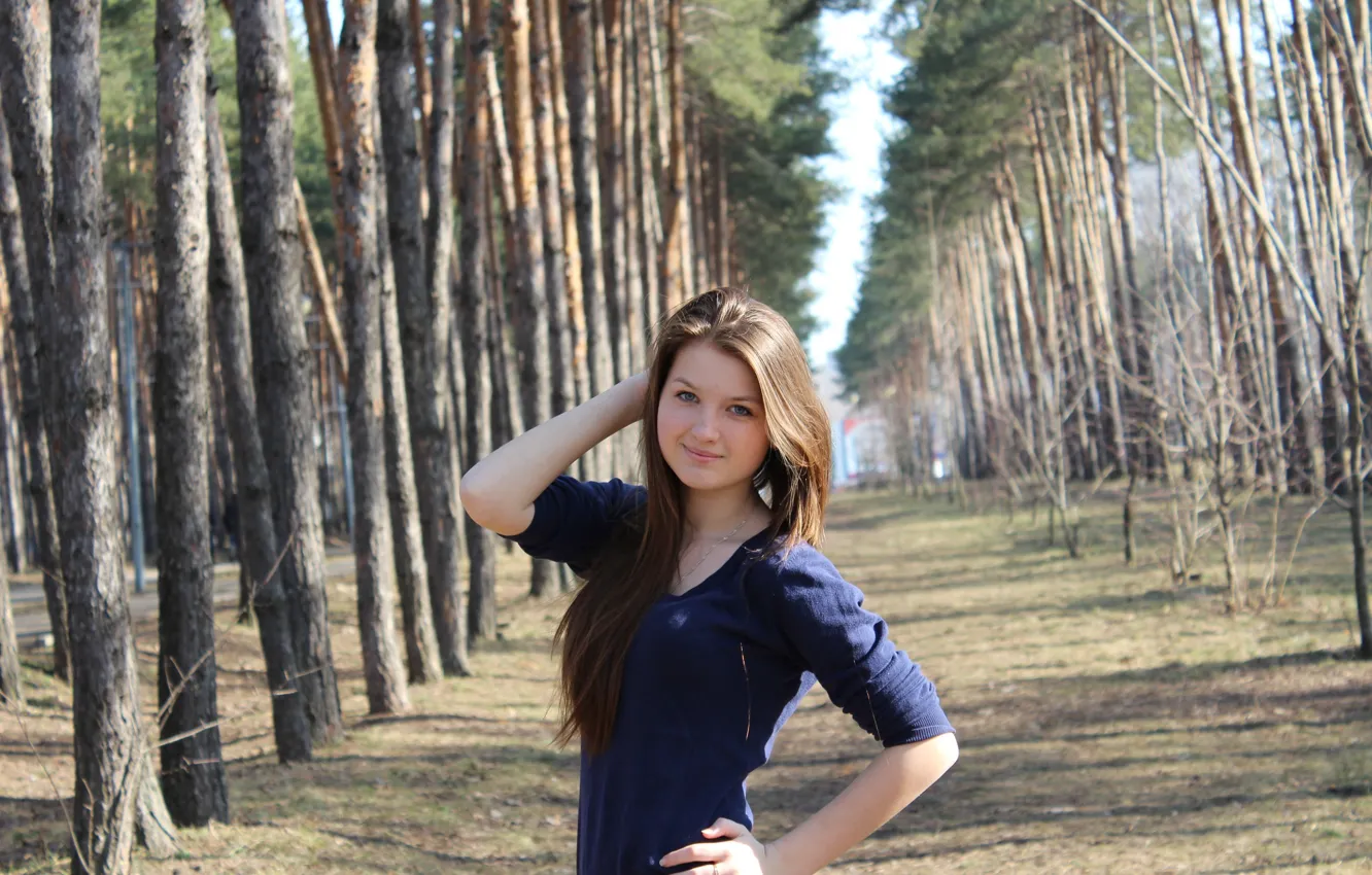 Фото обои лес, взгляд, природа, поза, волосы, скромность, Людмила Панова