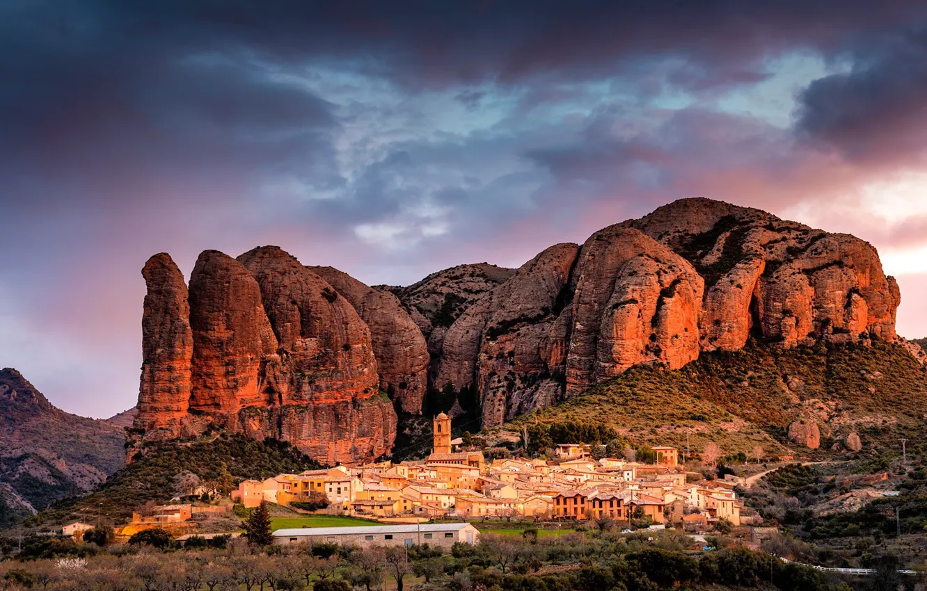 Фото обои горы, город, Испания, Spain, Agüero village, Huesca province, Mallos de Agüero