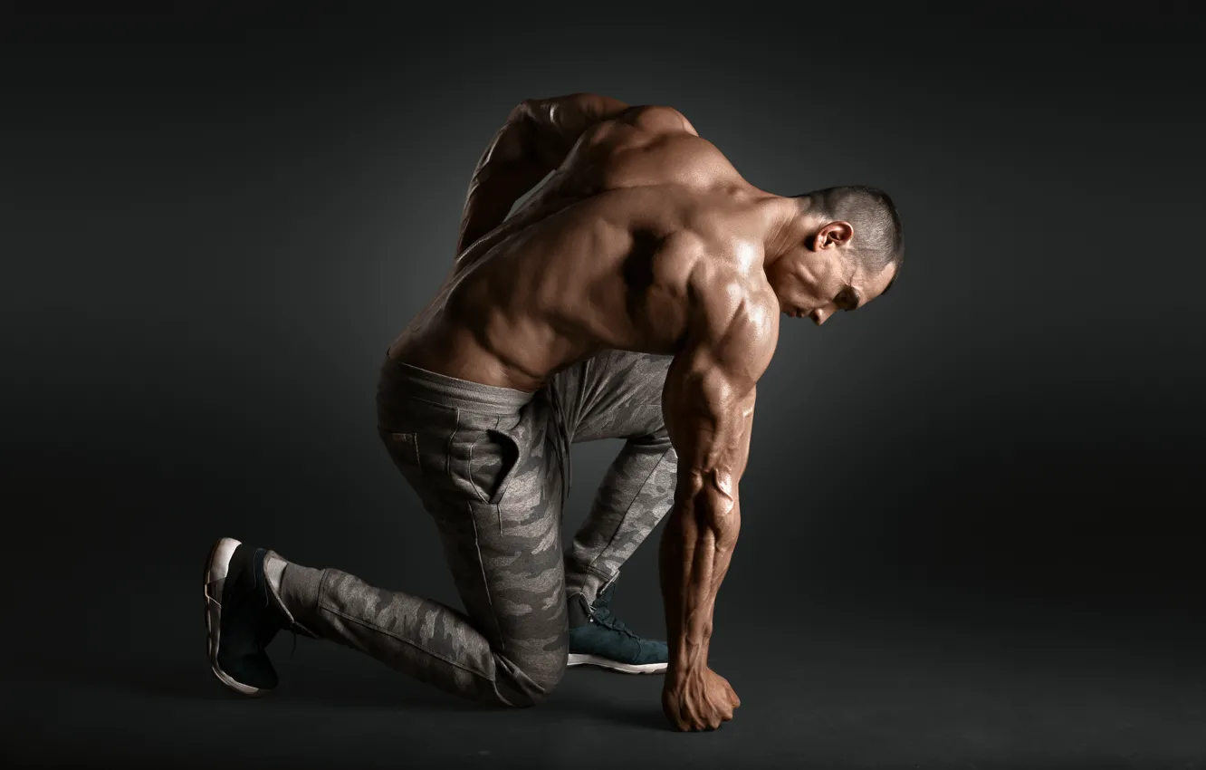 Фото обои поза, спина, muscle, мышцы, pose, атлет, бицепс, бодибилдер