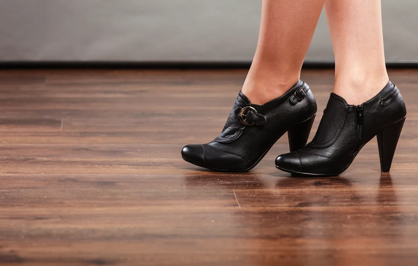 Фото обои woman, leather, heels, feet