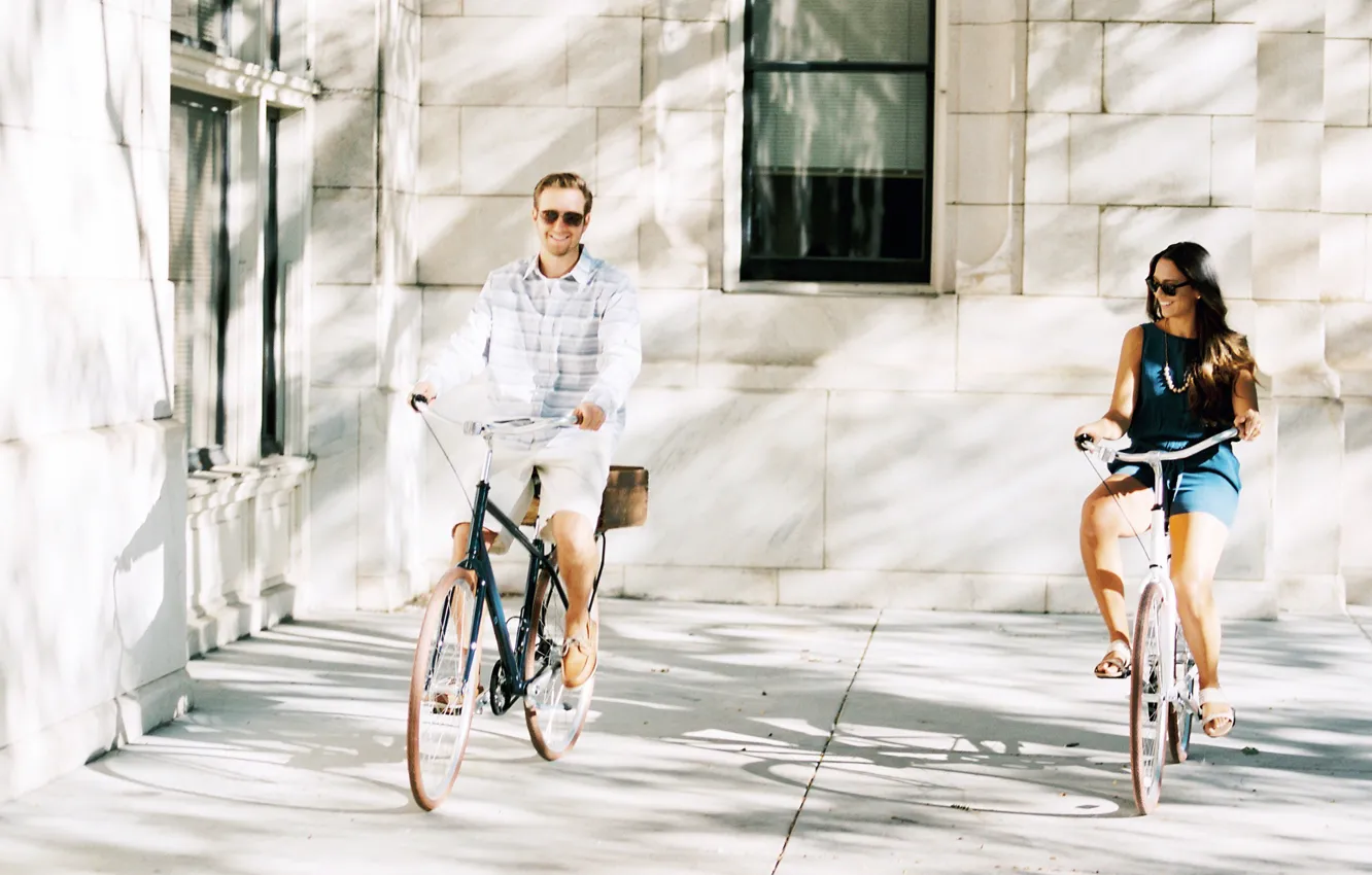 Фото обои женщина, мужчина, велосипеды, город. прогулка