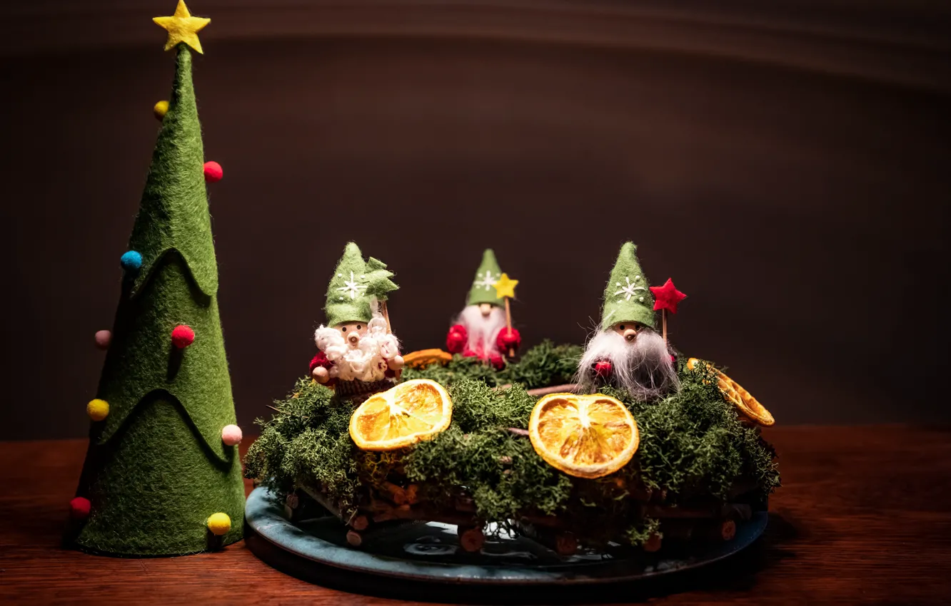 Фото обои темный фон, праздник, игрушки, мох, апельсины, Рождество, гномы, Новый год