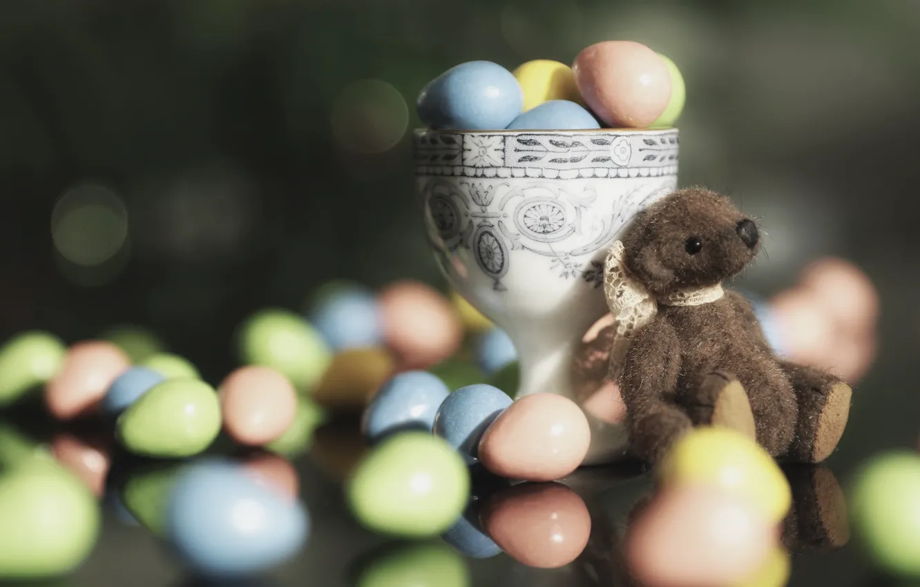 Фото обои игрушка, яйца, конфеты, Пасха, медвежонок, драже, плюшевый мишка