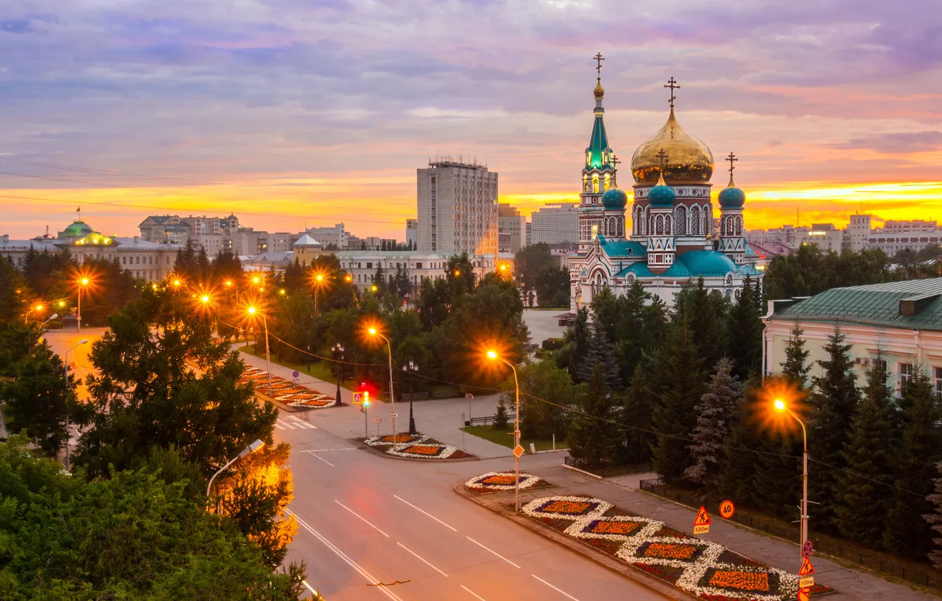 Фото обои небо, облака, город, улица, здания, дома, фонари, храм