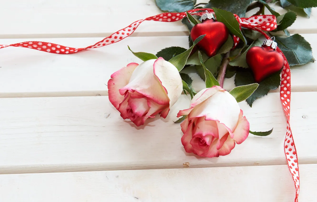 Фото обои цветы, праздник, доски, розы, лента, сердечки