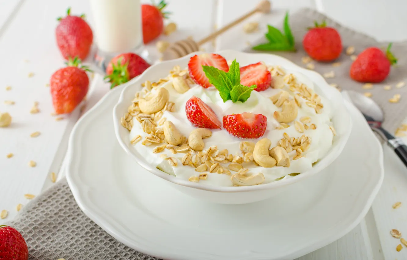 Фото обои ягоды, завтрак, клубника, тарелка, орехи, йогурт, овсянка