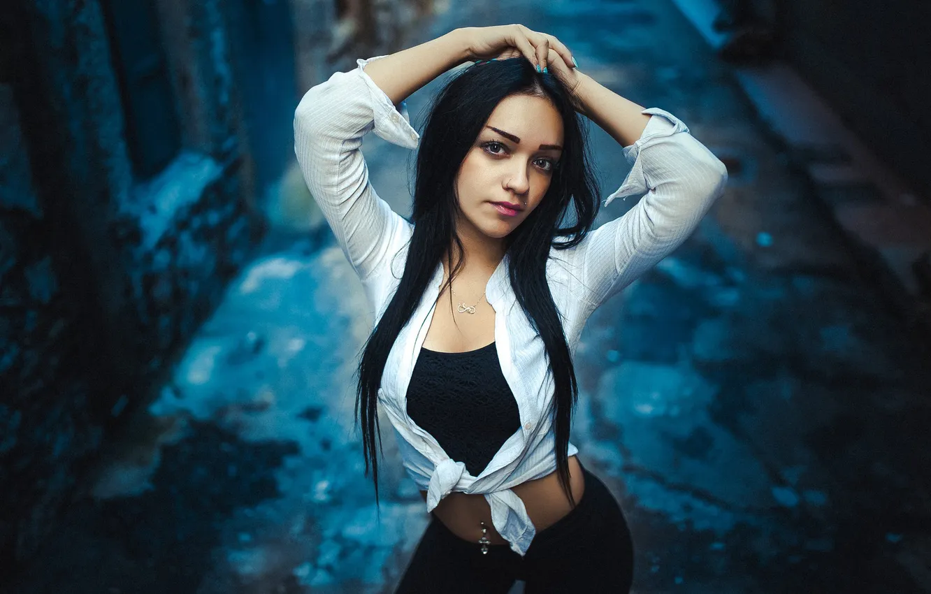 Фото обои взгляд, секси, модель, портрет, руки, макияж, майка, пирсинг