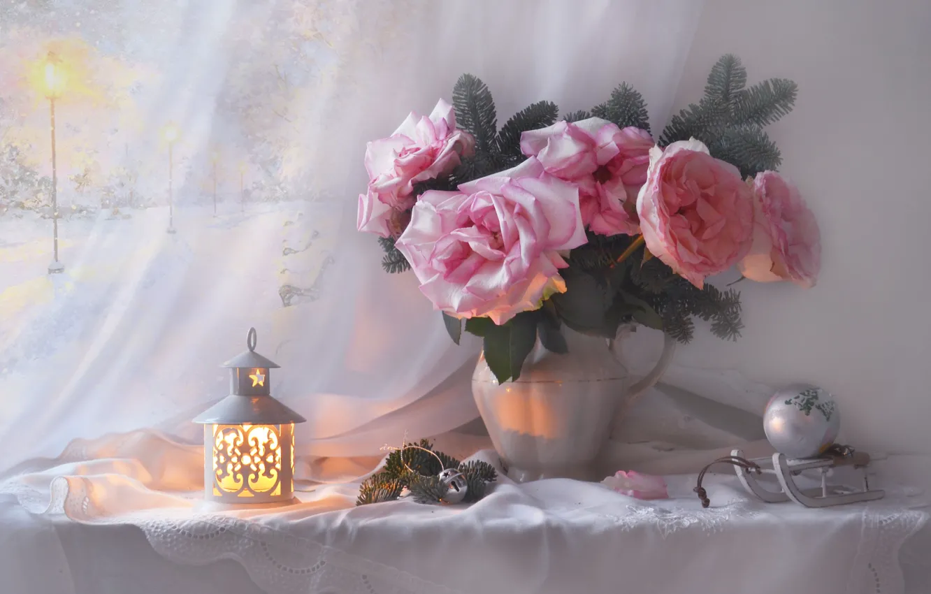 Фото обои цветы, ветки, шар, розы, фонарь, кувшин, натюрморт, хвоя