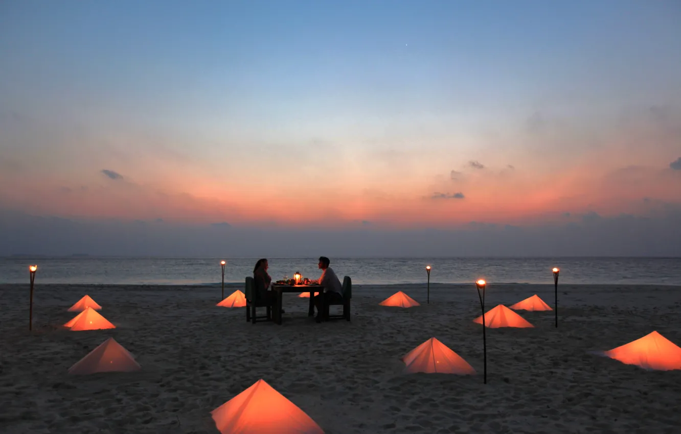 Фото обои пляж, океан, романтика, вечер, свечи, пара, двое, столик