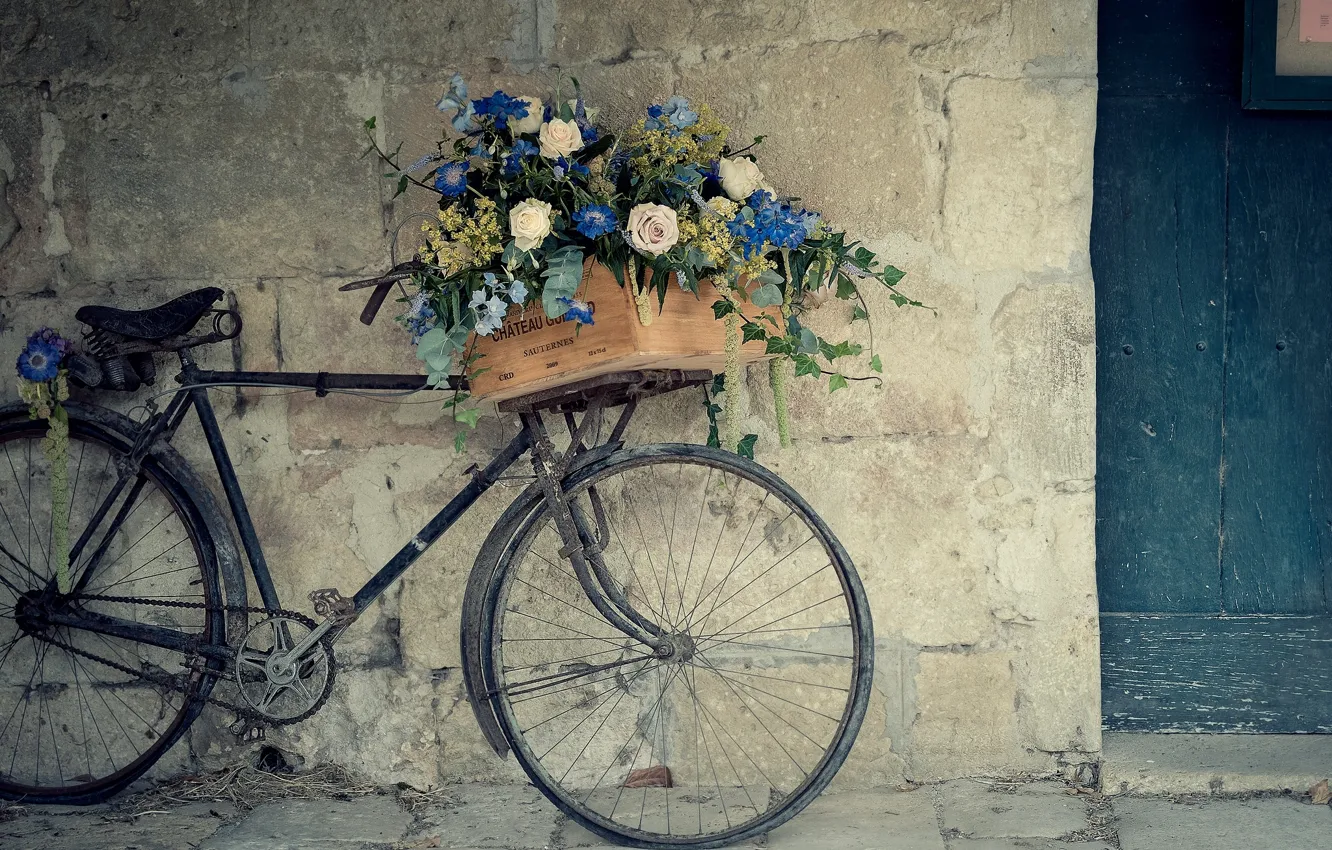 Фото обои цветы, велосипед, стена, корзина, розы, ящик