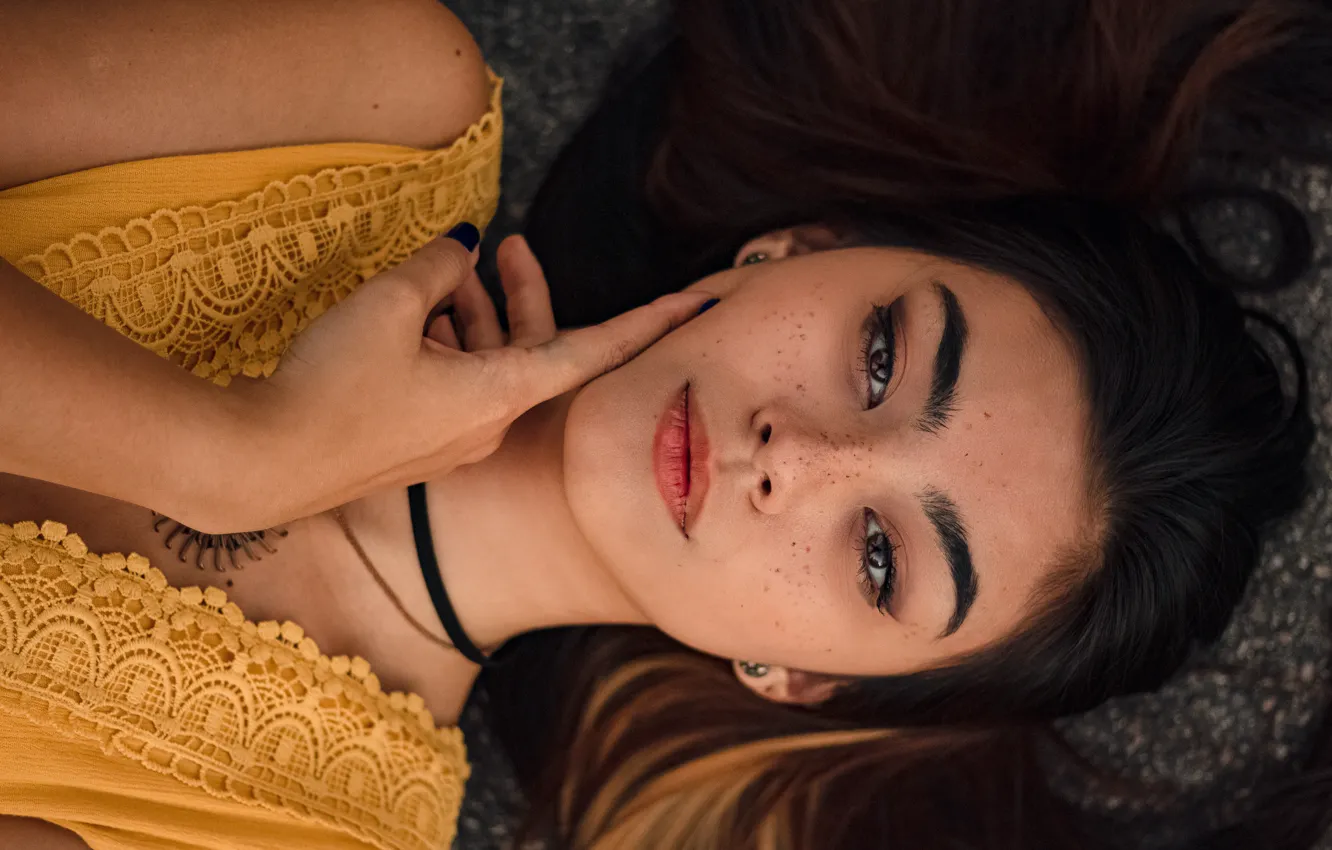 Фото обои крупный план, веснушки, жест, close-up, красивая девушка, beautiful girl, вид с верху, freckles