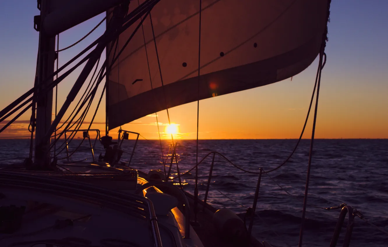 Фото обои море, солнце, закат, вечер, яхта, парус, отблески, морская романтика
