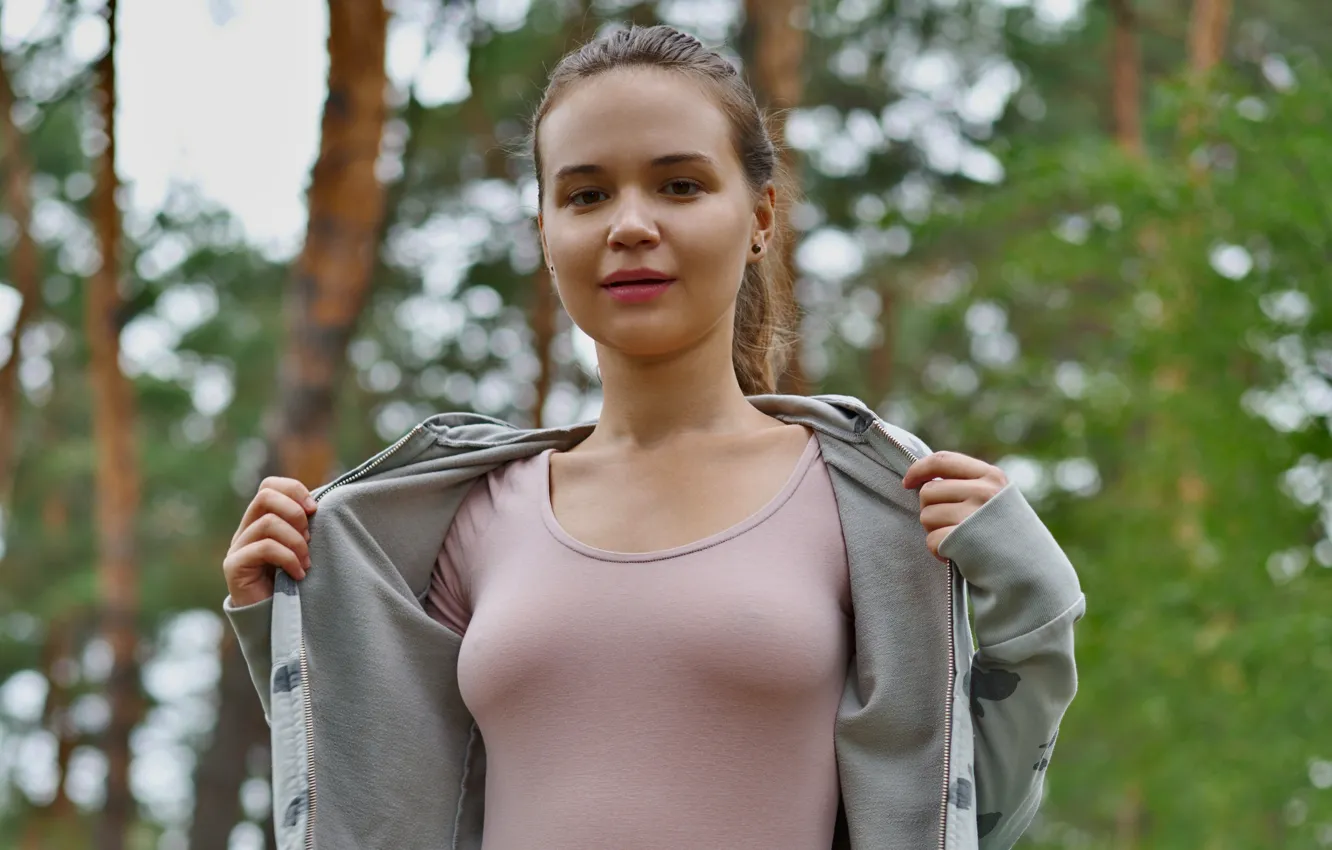Фото обои forest, cleavage, blouse, trees, woman, young, brown, model
