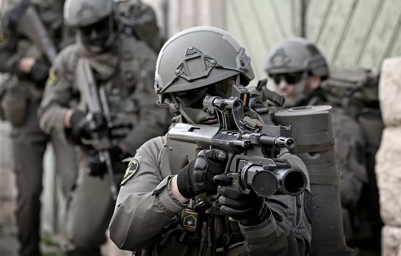 Фото обои оружие, солдат, шлем, экипировка, маневры
