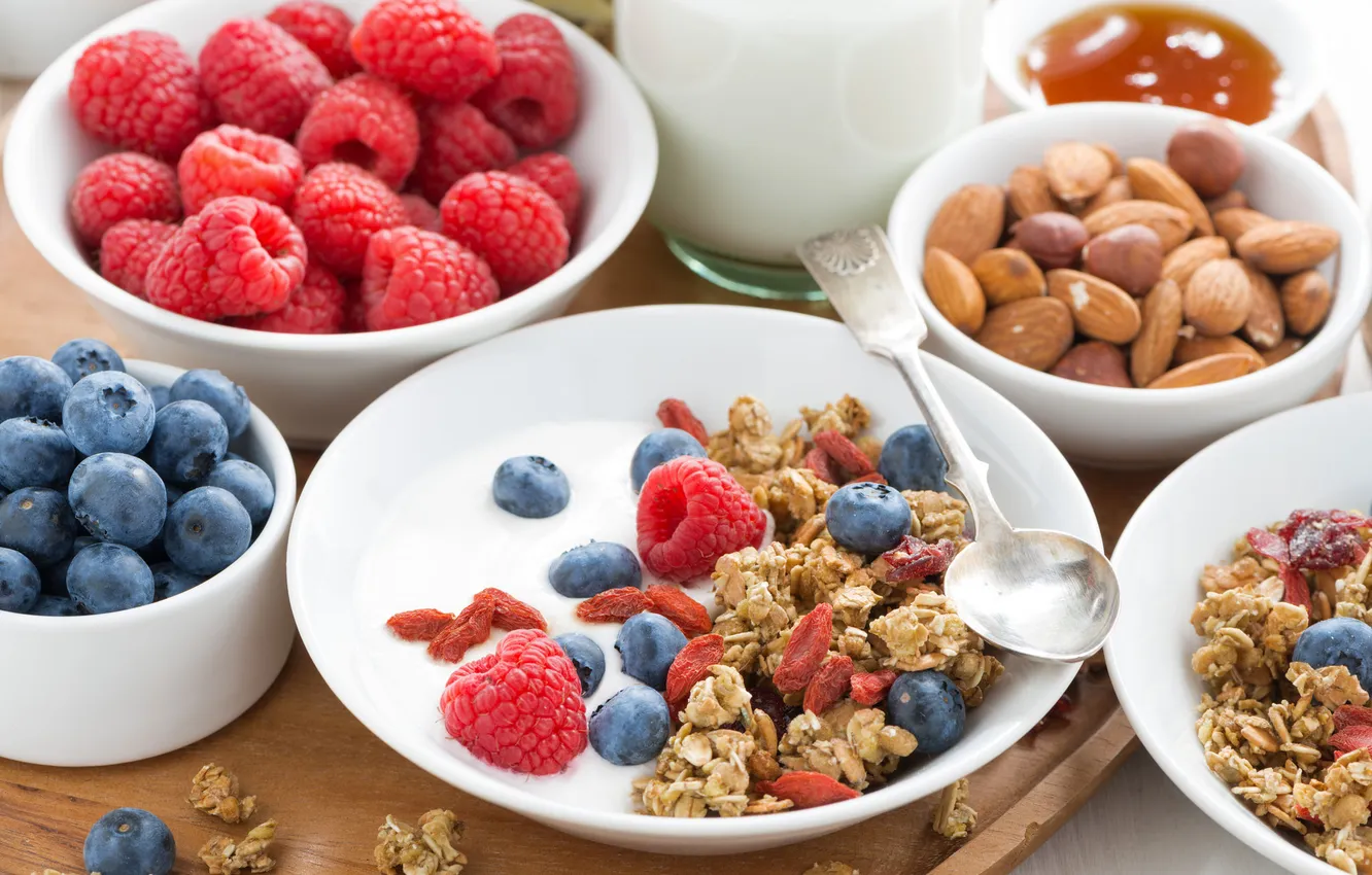 Фото обои ягоды, малина, завтрак, молоко, миндаль, голубика, гранола