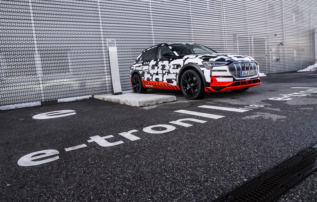 Фото обои асфальт, Audi, стоянка, 2018, E-Tron Prototype