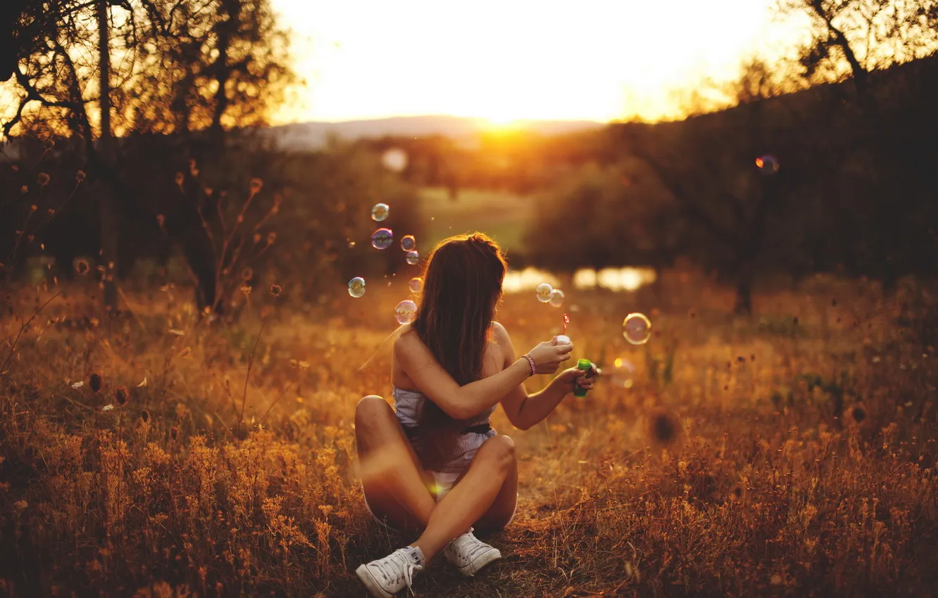 Фото обои девушка, закат, пузыри