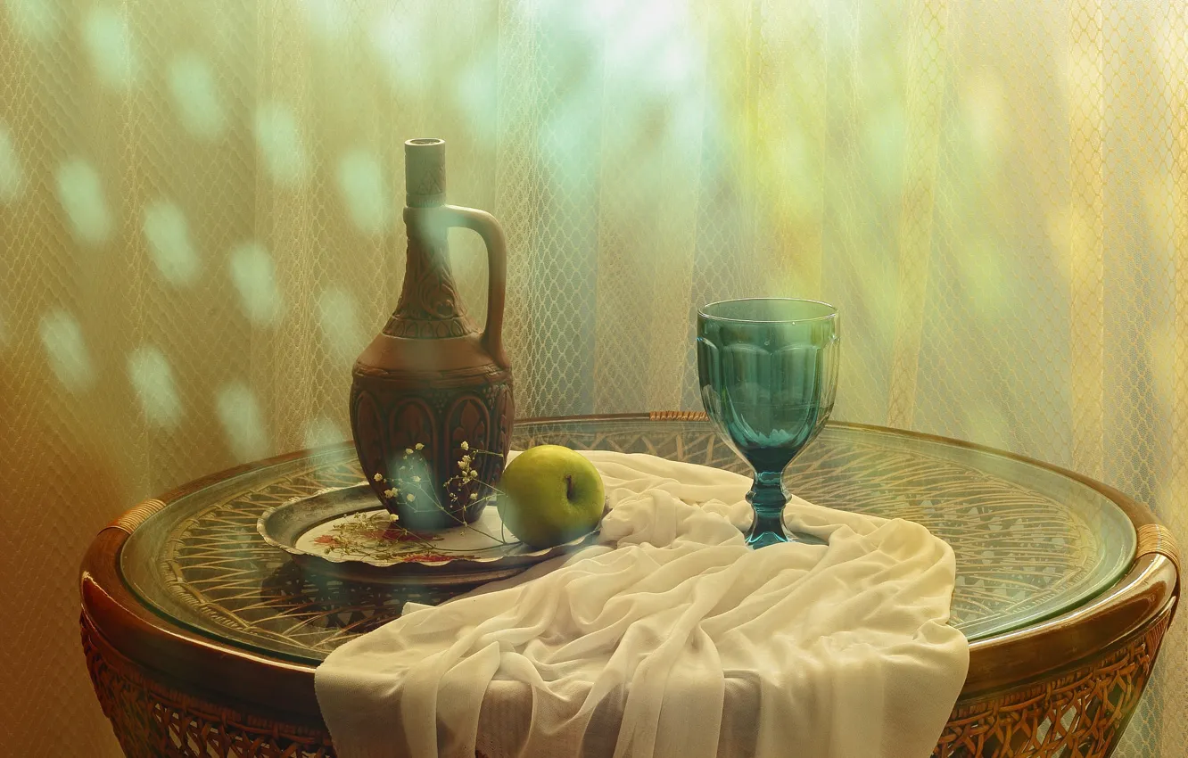 Фото обои свет, стол, бокал, бутылка, яблоко, кувшин, натюрморт, предметы