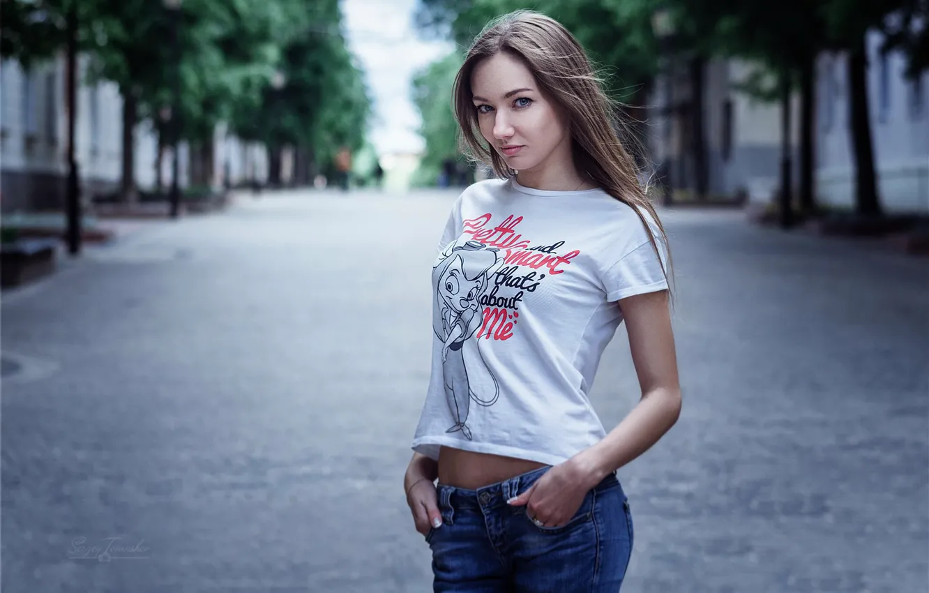 Фото обои девушка, улица, джинсы, фигура, футболка, Сергей Томашев, Наташа Синкевич